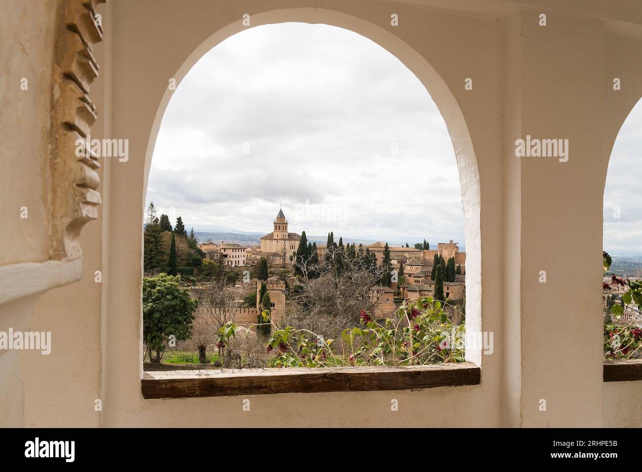 Spanien, Andalusien, Granada, Blick vom Palacio de Generalife zur Alhambra Stockfoto