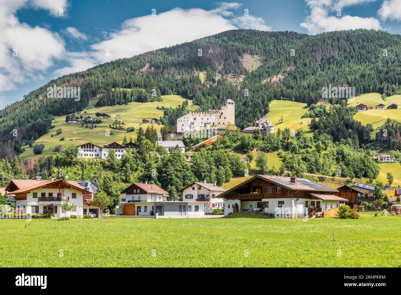 Österreich, Osttirol, Heinfels, Pustertal, das Schloss Heinfels und das Dorf Stockfoto