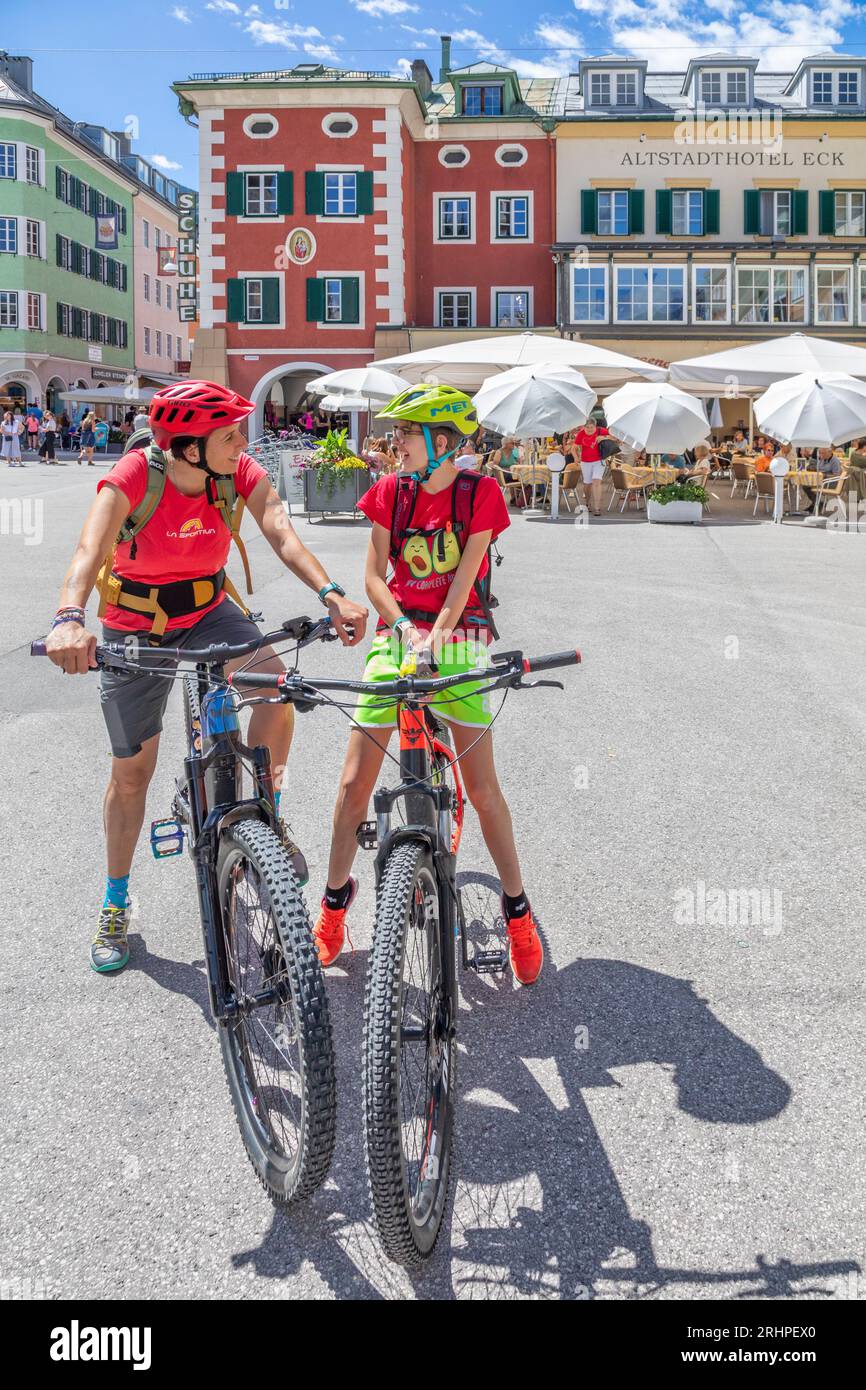 Österreich, Osttirol, Drava Radweg, zwei Personen, Mutter und Tochter mit Radeln im Zentrum von Lienz Stockfoto