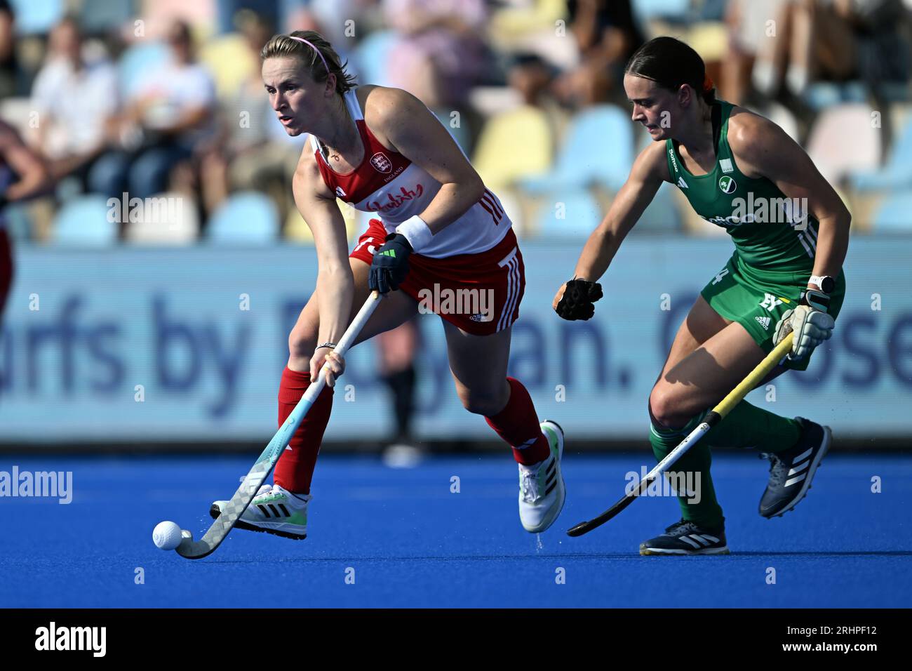 18. August 2023, Nordrhein-Westfalen, Mönchengladbach: Feldhockey, Frauen: Europameisterschaft, England - Irland, Vorrunde, Gruppe B, Spieltag 1. Englands Sophie Hamilton (l) und Irlands Ellen Curran kämpfen um den Ball. Foto: Federico Gambarini/dpa Credit: dpa Picture Alliance/Alamy Live News Stockfoto