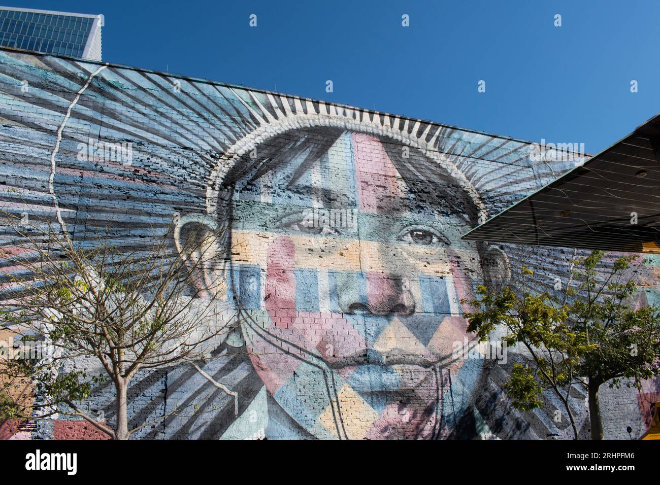 Rio de Janeiro, Brasilien: Die Skyline der Stadt mit Blick auf die Mural das Etnias, genannt We Are All One, die von dem brasilianischen Künstler Eduardo Kobra für die Olympischen Spiele 2016 in Rio geschaffen wurde Stockfoto