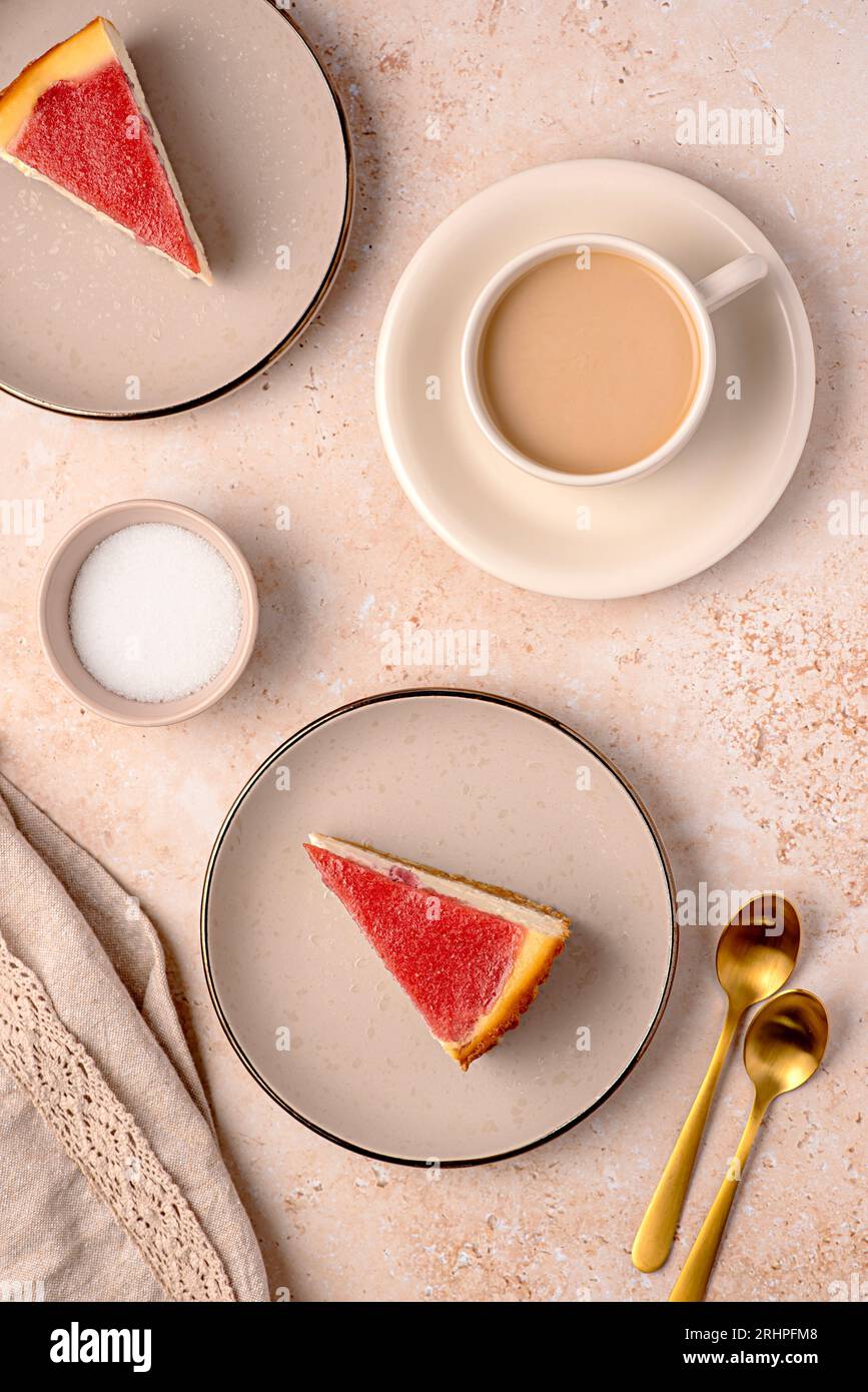 Lebensmittelfotografie von Käsekuchen, Käsekuchen, Erdbeerkuchen, gebacken, Tarte, cremig, Creme, Süßwaren, Dessert, Kaffee Stockfoto