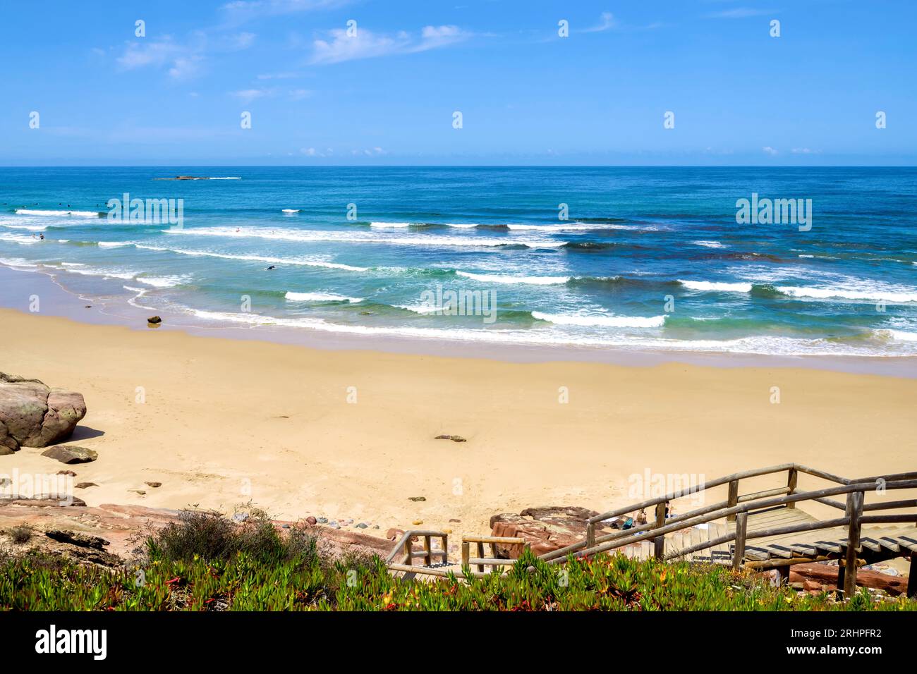 Beliebter Surferstrand, Praia do Amado, Atlantik, Carrapateira, Costa Vicentina, Algarve, Bezirk Faro, Portugal, Parque Natural do Sudoeste Alentejano und Costa Vicentina Stockfoto