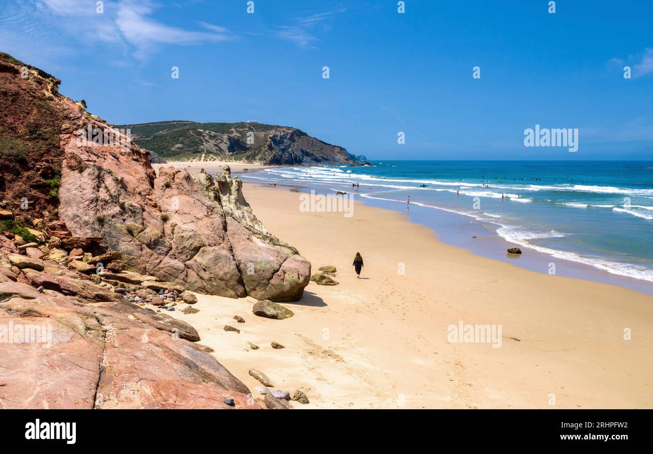 Beliebter Surferstrand, Praia do Amado, Atlantik, Carrapateira, Costa Vicentina, Algarve, Bezirk Faro, Portugal, Parque Natural do Sudoeste Alentejano und Costa Vicentina Stockfoto