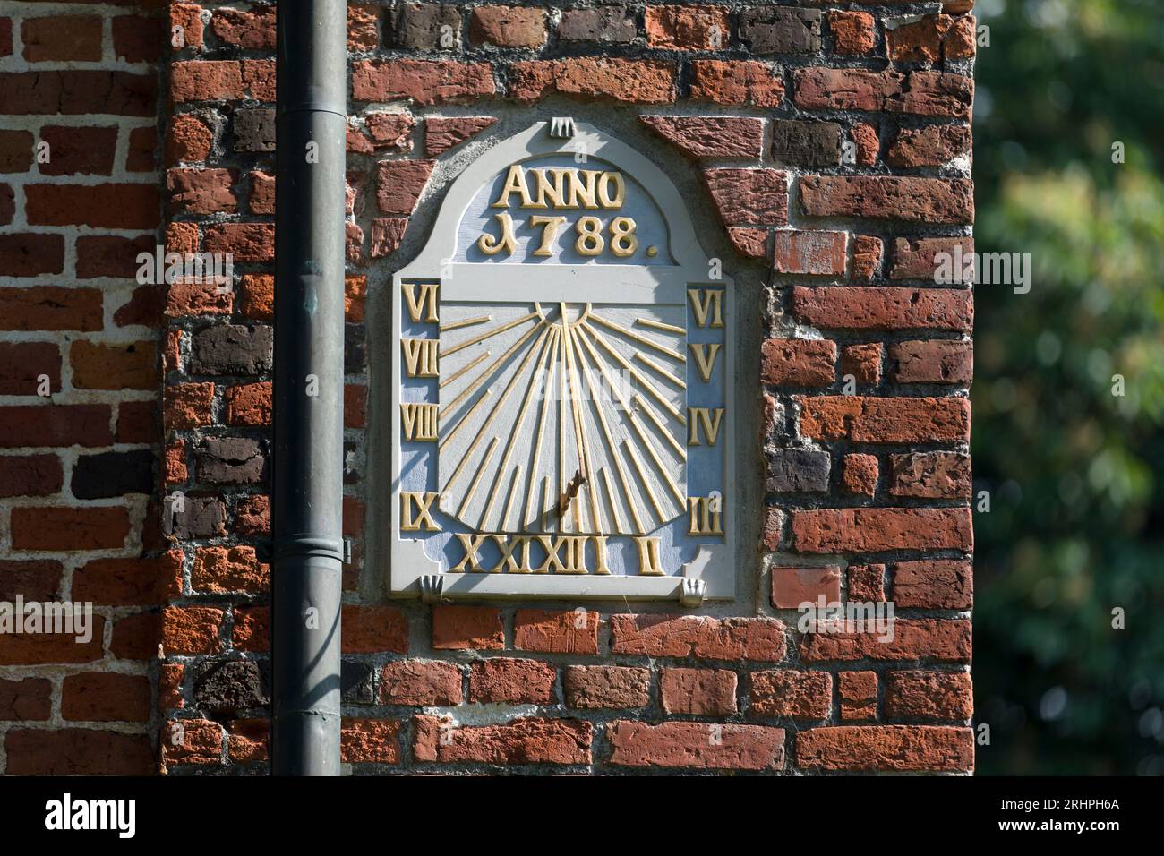 Sundial im St. Nikolaikirche in Altenbruch, Bezirk der Mittelstadt Cuxhaven Stockfoto