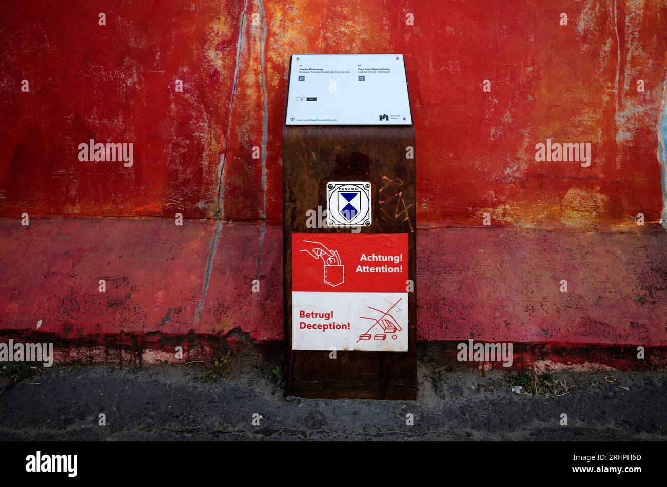 Warnung vor Hutspielern, Berliner Mauer, Graffiti, East Side Gallery, Berlin, Deutschland Stockfoto