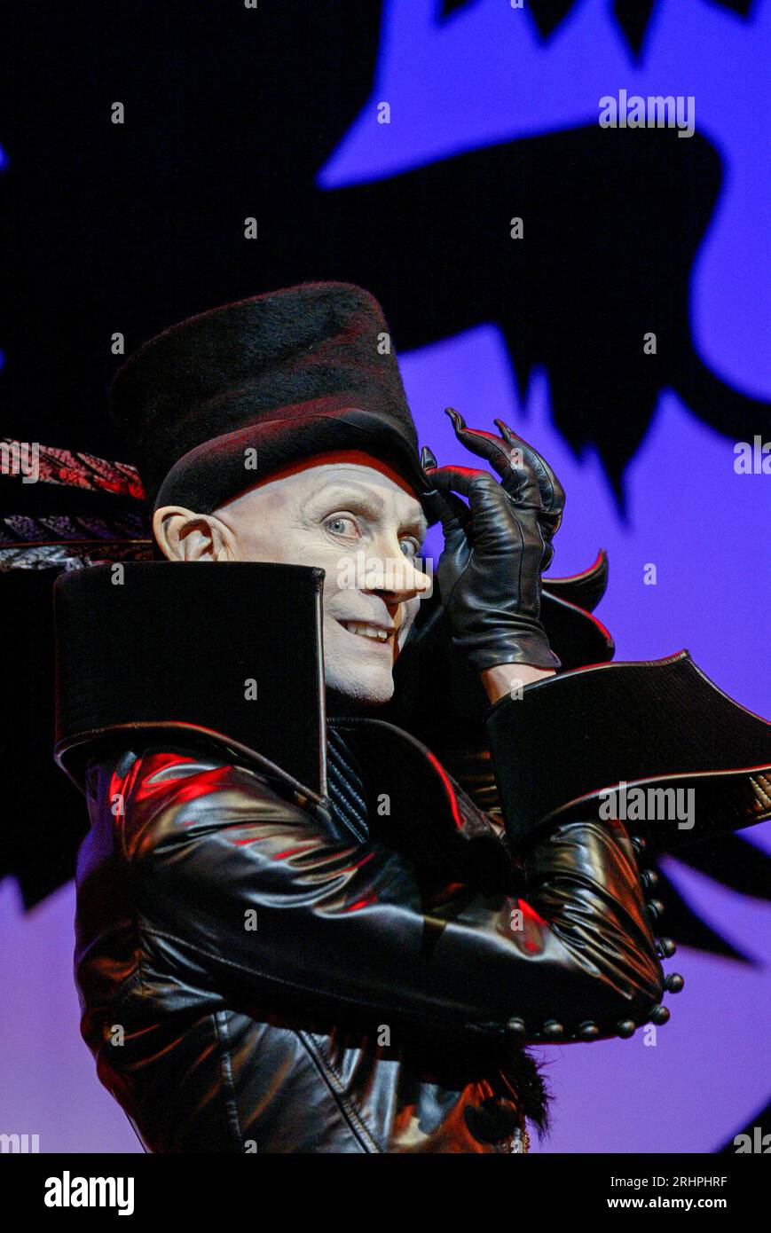 Richard O’Brien (Childcatcher) in CHITTY CHITTY BANG BANG im London Palladium, London W1 16/04/2002 Musik & Texte: Richard M Sherman & Robert B Sherman für die Bühne von Jeremy Sams adaptiert Design: Anthony Ward Lighting: Mark Henderson musikalische Inszenierung & Choreographie: Gillian Lynne Regisseur: Adrian Noble Stockfoto