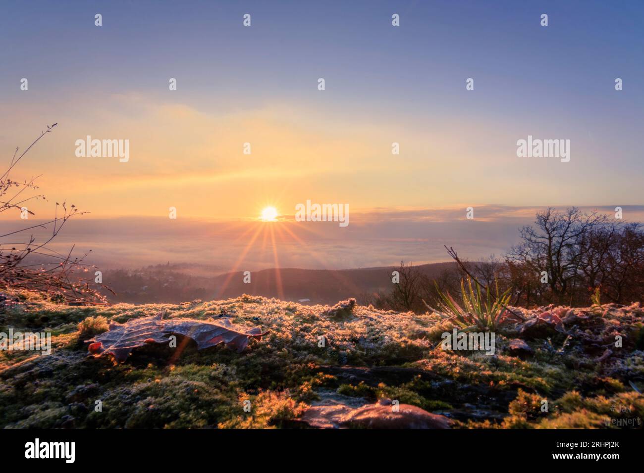 Blick auf die Landschaft vom Vordertaunus bis Frankfurt, schöner Aussichtspunkt bei Königstein am Dettweiler Tempel bei Sonnenaufgang Stockfoto