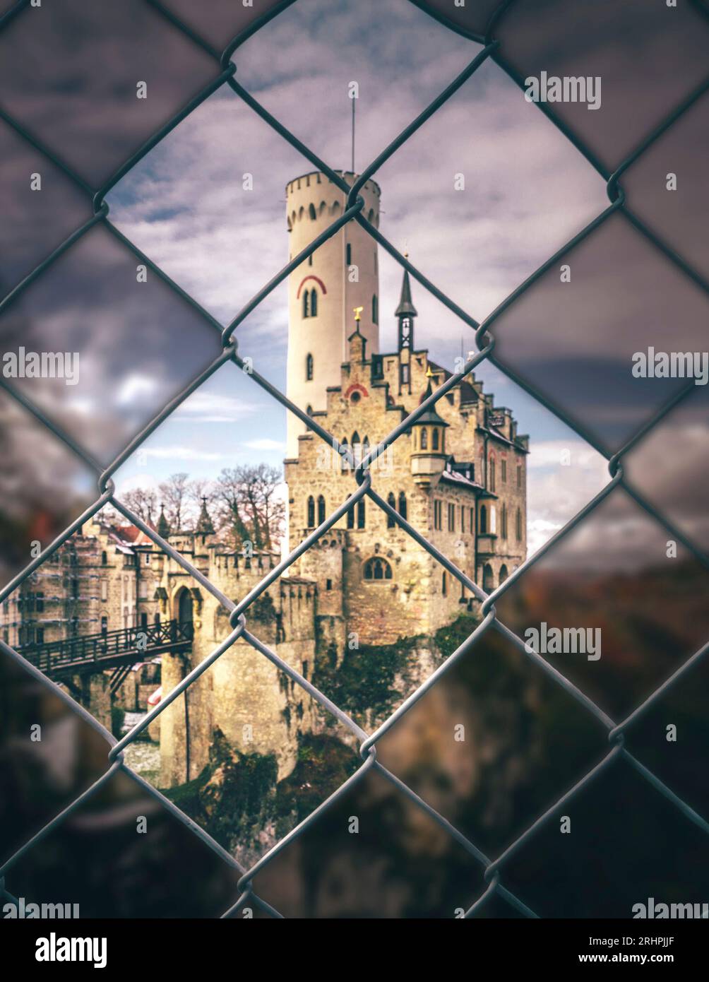 Wintersonne auf Schloss Lichtenstein, einem Märchenschloss auf einem Felsen, Blick durch einen Zaun Stockfoto