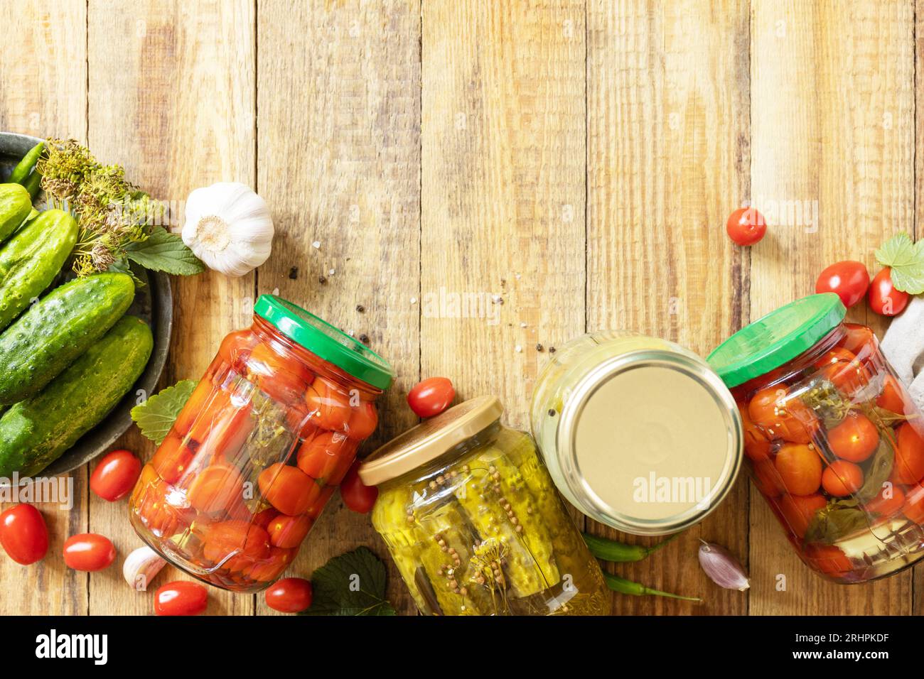 Gesundes, hausgemachtes fermentiertes Essen. Gesalzene eingelegte Gurken und Tomaten, konserviert in Glasbehältern. Hauswirtschaft, Herbsternteerhaltung. Vie Stockfoto
