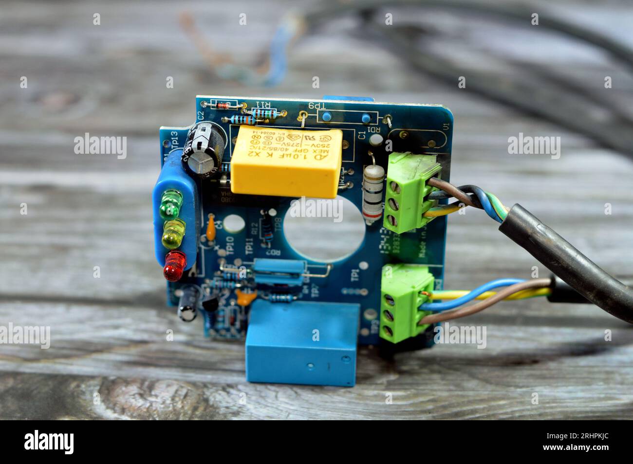 Kairo, Ägypten, Juli 26 2023: Burnt Water Pump Automatic Pressure Control Electronic Switch Board, Electronic Board, das aufgrund von Elektromotoren verbrannt wurde Stockfoto