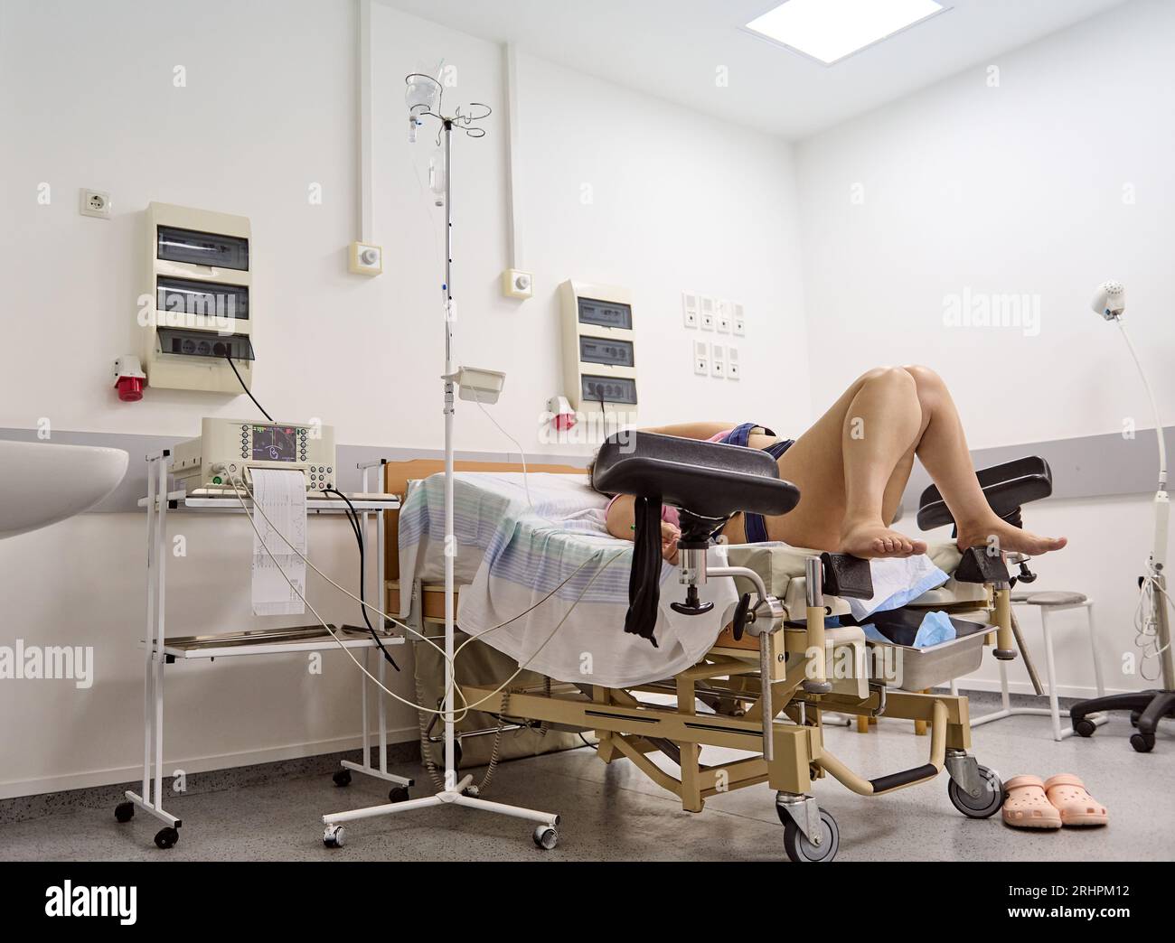 Nicht erkennbare schwangere Frau, gebärende Mutter im Krankenhausbett, Wehen, Herzschlag ihres zukünftigen Babys während des Geburtsvorgangs wi überprüfen Stockfoto