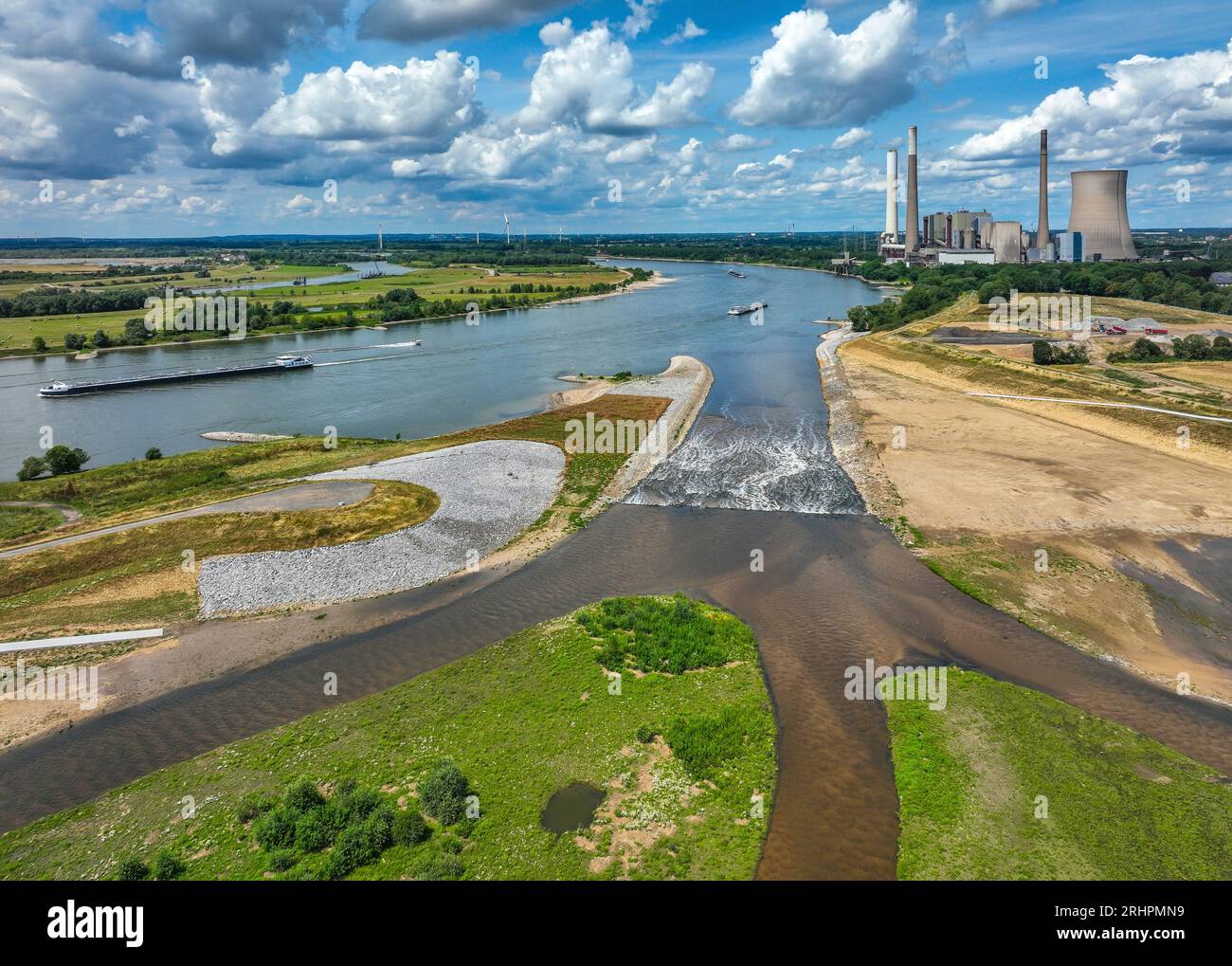 Dinslaken, Voerde, Nordrhein-Westfalen, Deutschland - Renaturierung der Emscher. Neue Emscher-Mündung in den Rhein. Im Rücken das stillgelegte STEAG-Kohlekraftwerk Voerde. Stockfoto