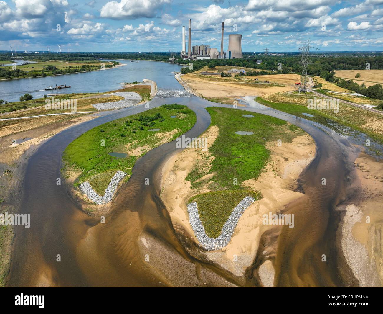 Dinslaken, Voerde, Nordrhein-Westfalen, Deutschland - Renaturierung der Emscher. Neue Emscher-Mündung in den Rhein. Im Rücken das stillgelegte STEAG-Kohlekraftwerk Voerde. Stockfoto
