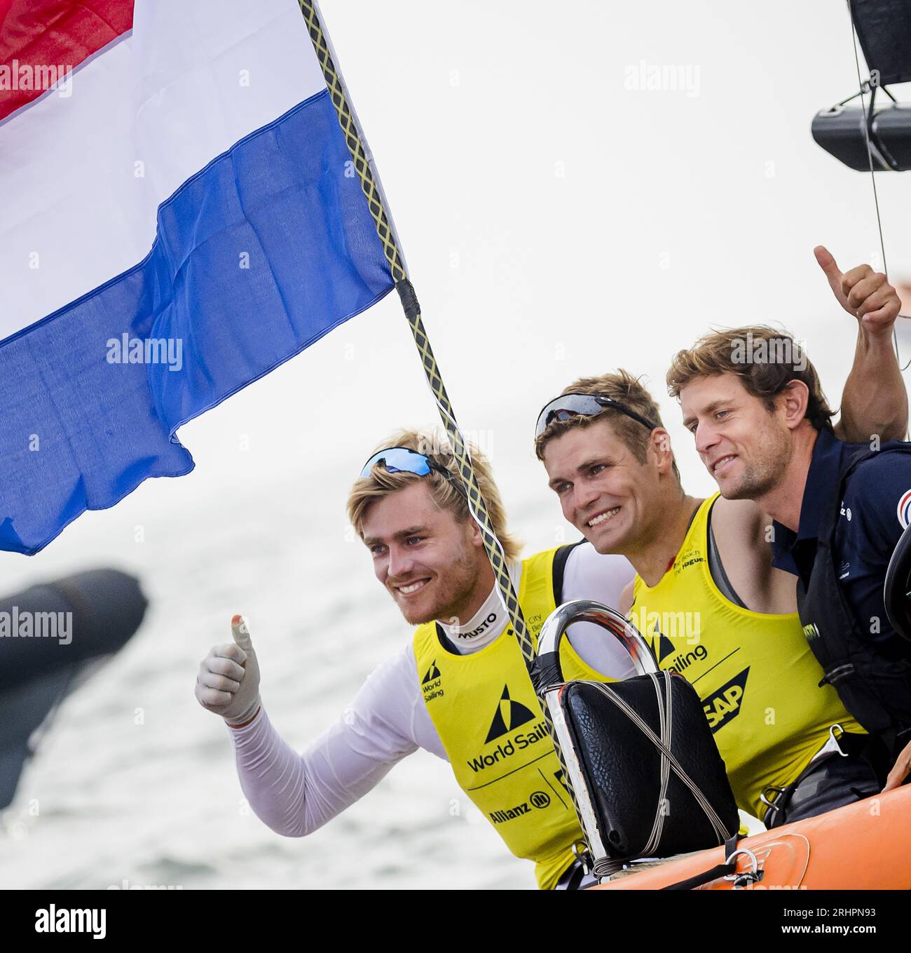 SCHEVENINGEN – Bart Lambriex und Floris van de Werken aus den Niederlanden feiern den Goldgewinn in der 49er-Sektion am achten Tag der Segelweltmeisterschaft. ANP SEM VAN DER WAL: ANP/Alamy Live News Stockfoto