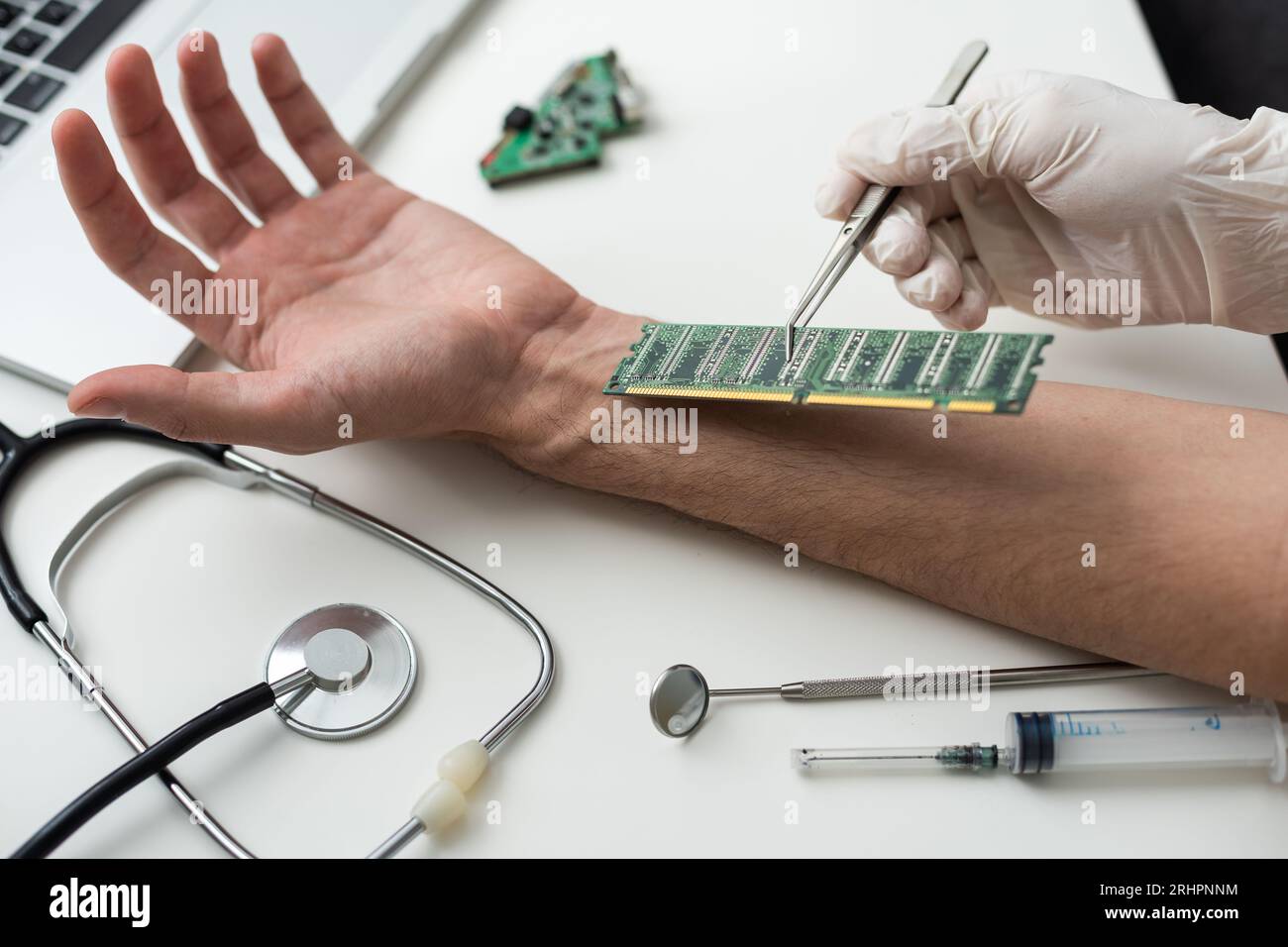 Hochwinkel des anonymen Arztes in Handschuhen mit Hilfe eines modernen Werkzeugs zur Implantation eines blauen RFID-Mikrochips in die Hand des Patienten über dem Tisch Stockfoto