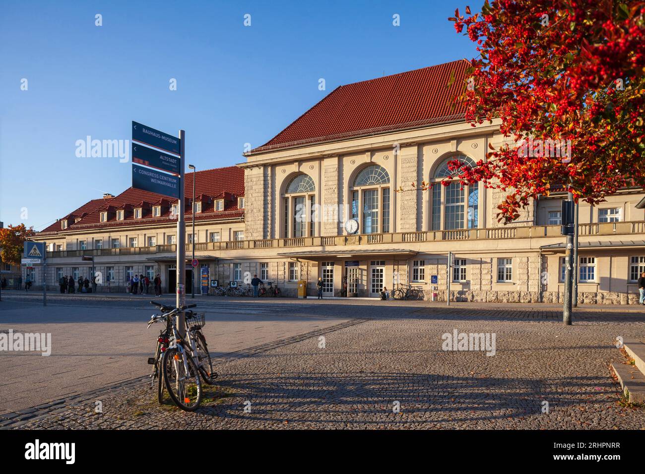 Weimarer Hauptbahnhof bei Abendlicht im Herbst, Weimar, Thüringen, Deutschland, Europa Stockfoto