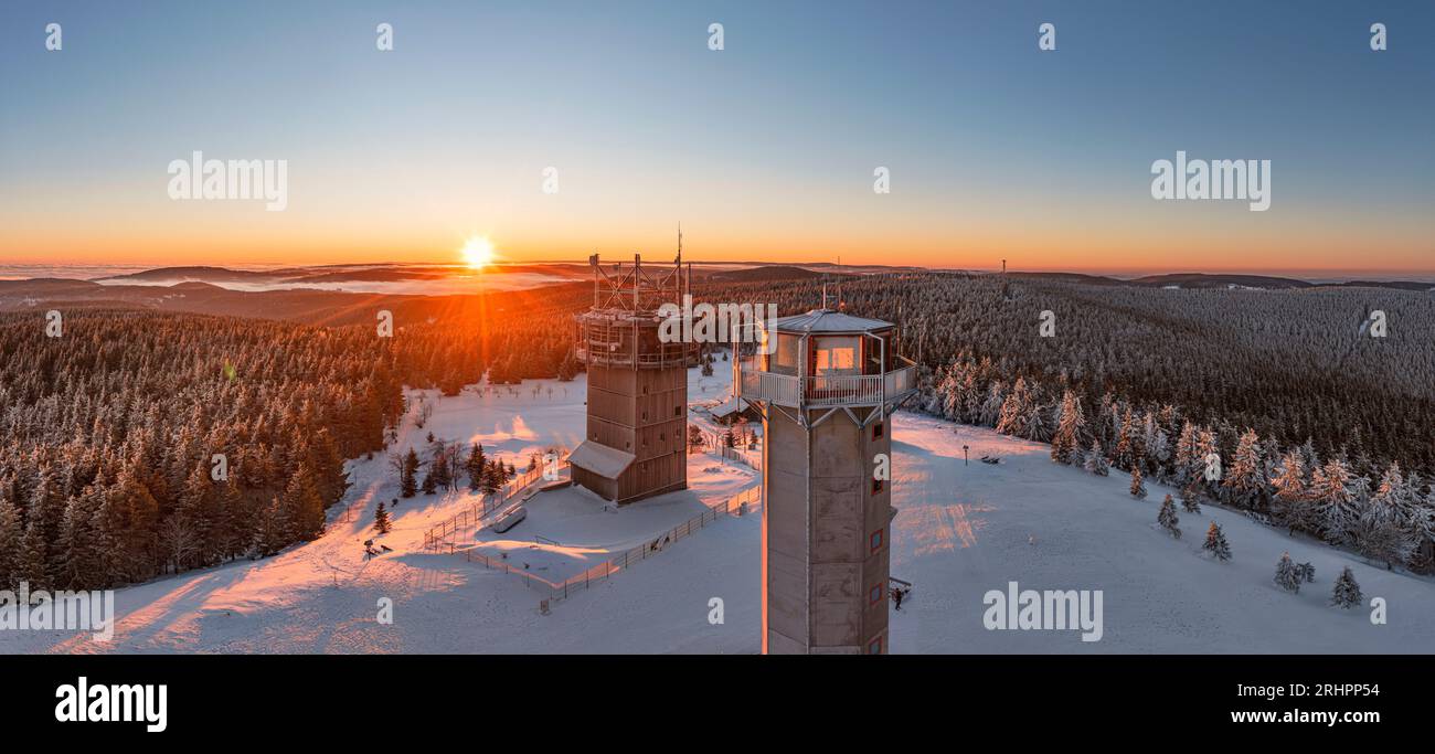 Deutschland, Thüringen, Suhl, Gehlberg, Schneekopf (zweithöchster Berg des Thüringer Waldes), Beobachtungs- und Kletterturm, Fernmeldeturm, Wald, Berge, Schnee, Sonnenaufgang, Hintergrundbeleuchtung, Überblick Stockfoto