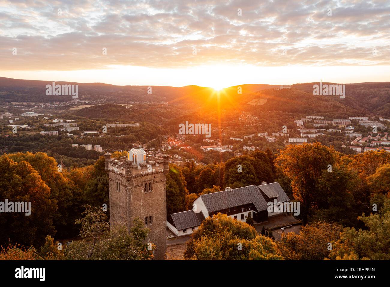 Deutschland, Thüringen, Suhl, Turm, Wald, Berg, Wald, Sonnenaufgang Übersicht, Hintergrundbeleuchtung, Luftbild Stockfoto