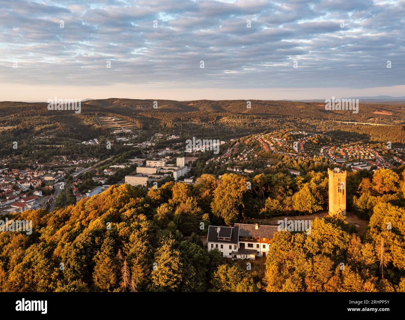 Deutschland, Thüringen, Suhl, Dombergturm, Dombergbaude, Stadt im Hintergrund, Berge, Wald, Übersicht, Luftaufnahme Stockfoto