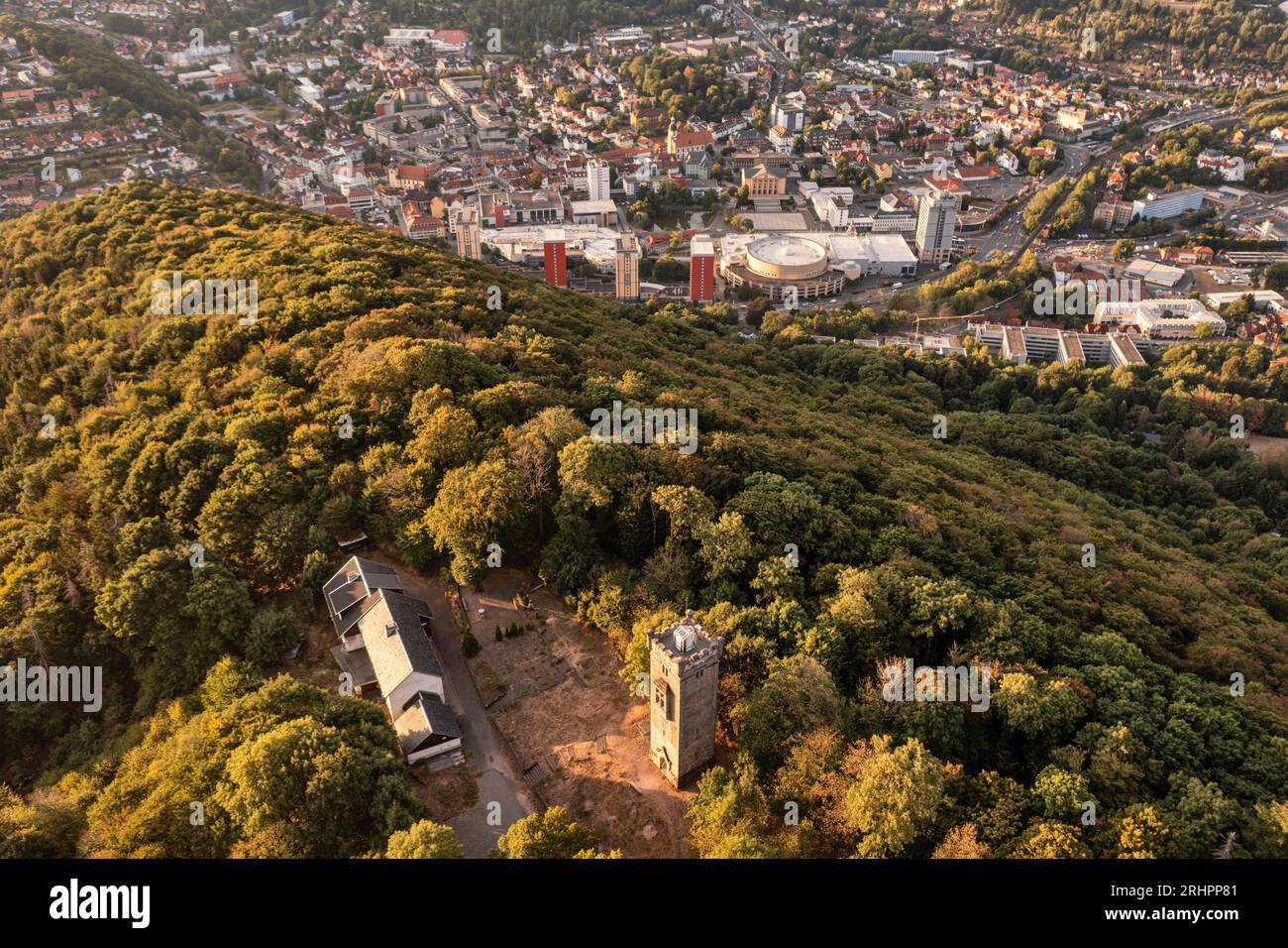Deutschland, Thüringen, Suhl, Dombergturm, Stadt, Kongresszentrum, Wald, Berg, Übersicht, Luftbild Stockfoto
