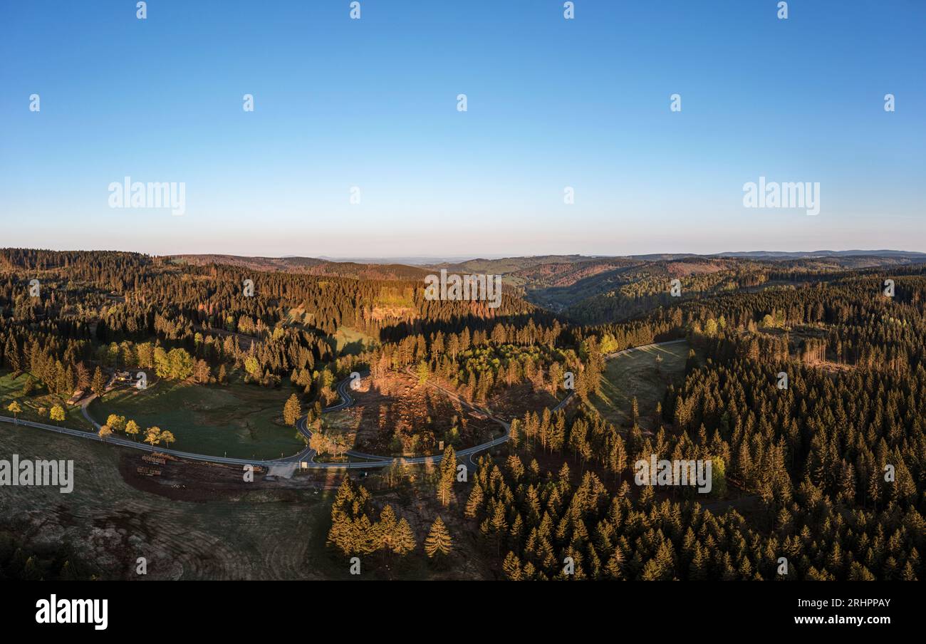 Deutschland, Thüringen, Masserberg, Straßen, Rennsteig, Wald, Berge, Täler, Morgenlicht, Übersicht, Luftbild Stockfoto