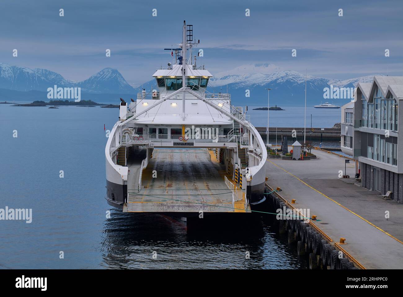 Das vollständig elektrisch und emissionsfrei arbeitende Boreal Norge AS RO-RO/Passenger Ship, MF Harøyfjord, liegt in Molde Harbour, Møre og Romsdal, Norwegen. Stockfoto