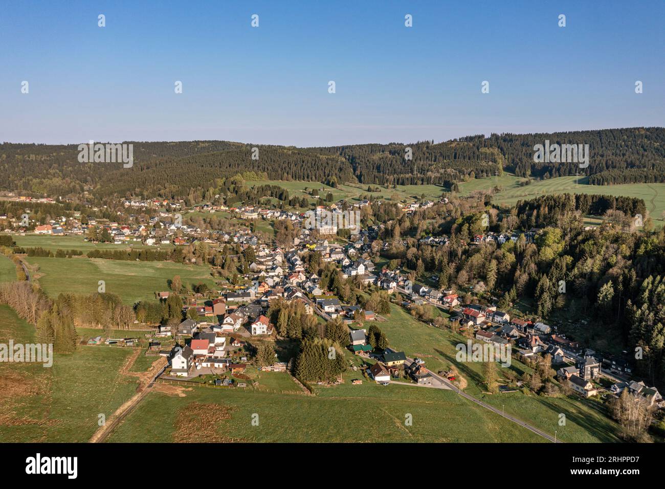 Deutschland, Thüringen, Großbreitenbach, Altenfeld, Dorf, Berge, Wald, Übersicht, Luftbild Stockfoto