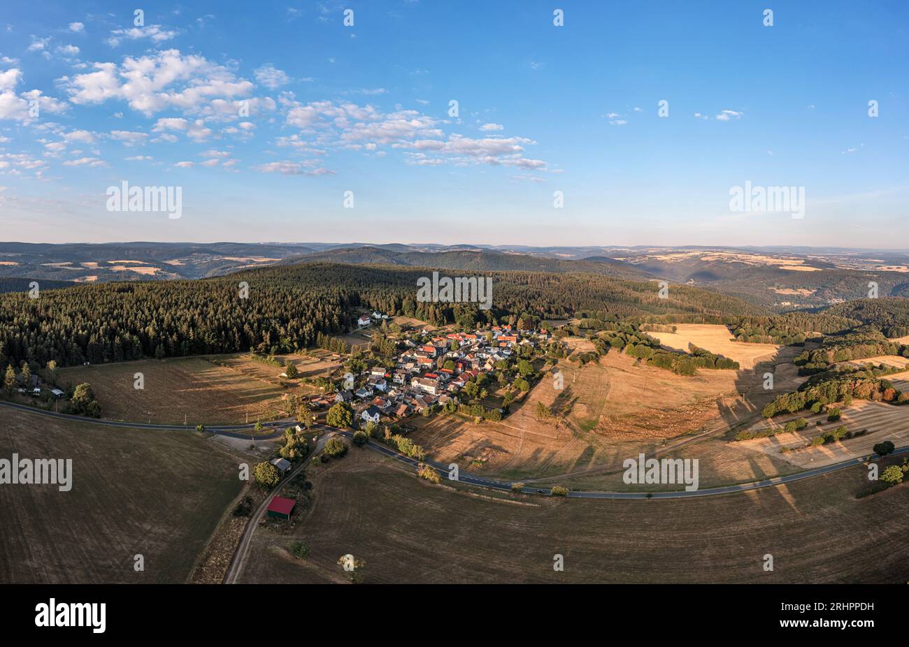 Deutschland, Thüringen, Saalfelder Höhe, Burkersdorf, Dorf, Bergwiesen, Wald, Berge, Morgenlicht, Übersicht, Luftbild Stockfoto