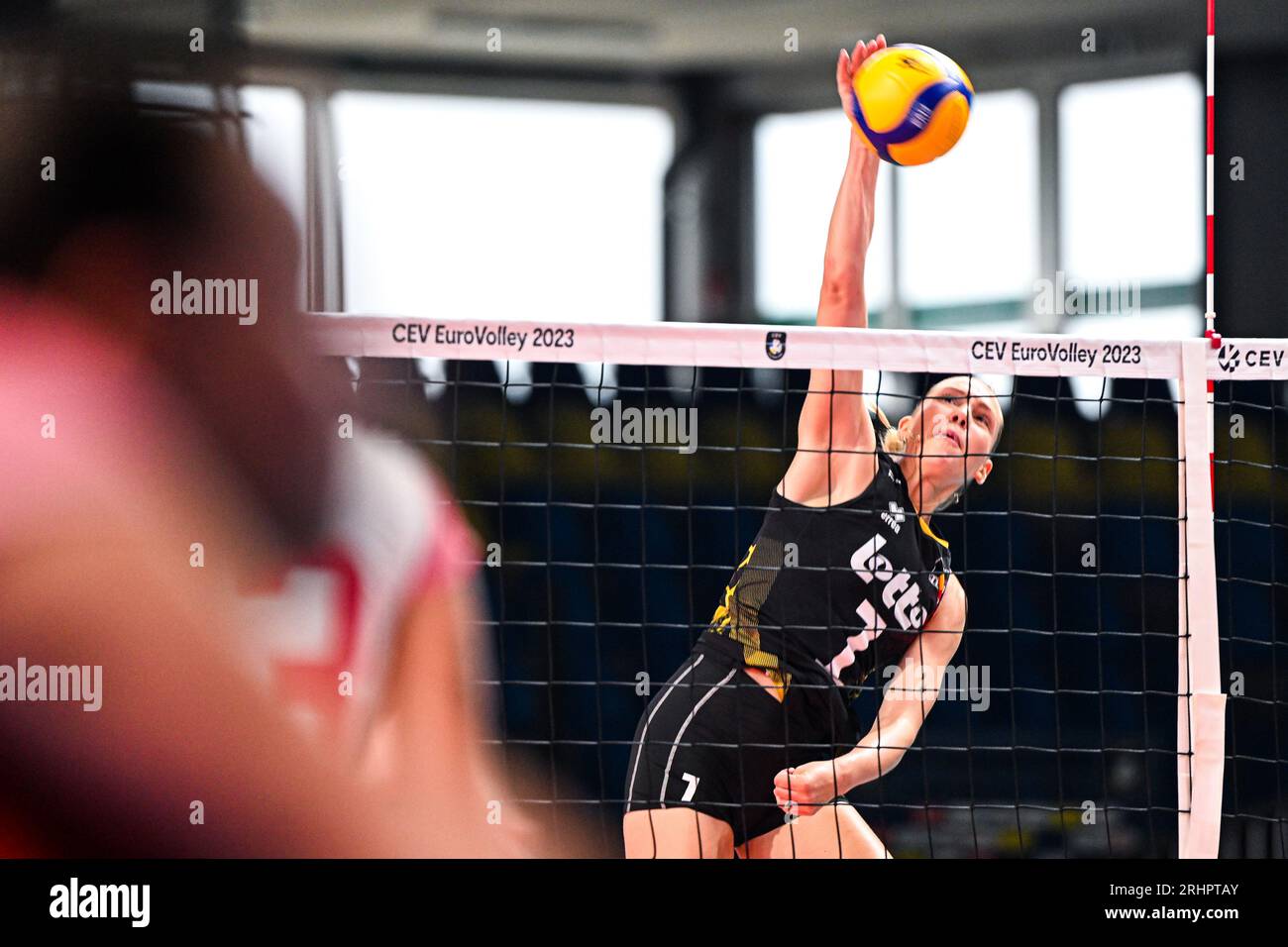 Gent, Belgien. Aug. 2023. Celine Van Gestel (7) aus Belgien, dargestellt während eines Volleyballspiels zwischen den ungarischen und belgischen Nationalmannschaften, bekannt als die Gelben Tiger, während des ersten Spiels der CEV Euro Volley Championship in Pool A, am Donnerstag, den 17. August 2023 in Gent, BELGIEN. Quelle: Sportpix/Alamy Live News Stockfoto