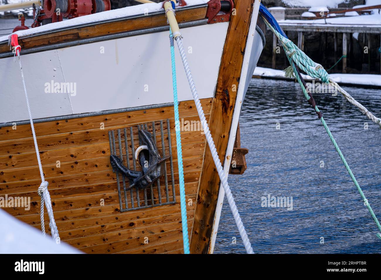 Anker, Fischerboot, Nusfjord, Lofoten, Norwegen, Winter Stockfoto