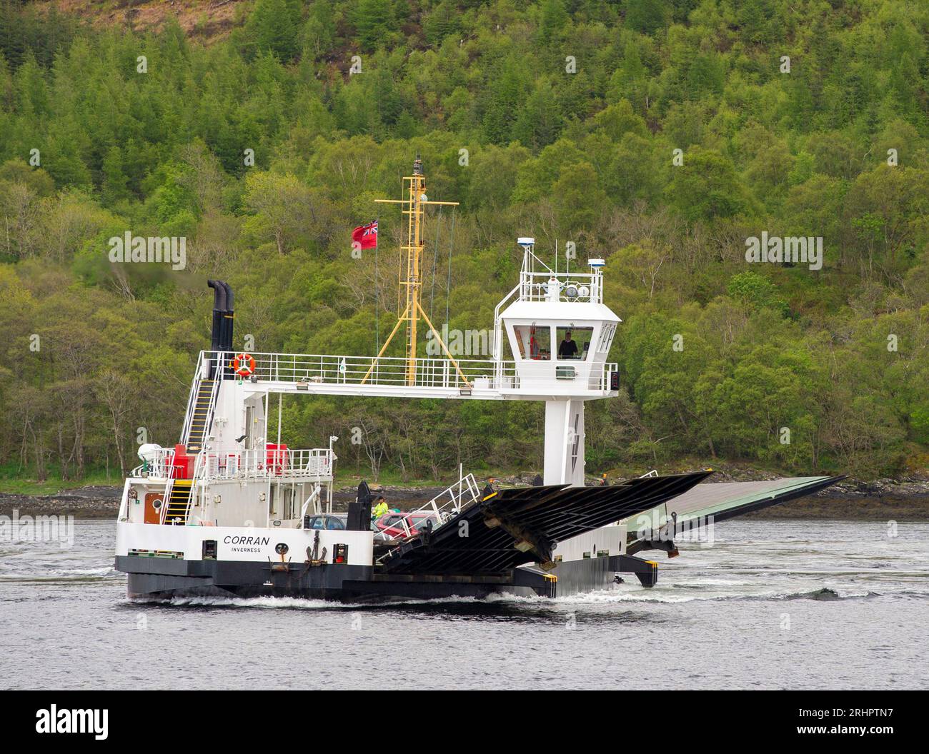 Die Corran Ferry (Corran) fährt von Corran nach Ardgour südlich von Fort William, Schottland. Stockfoto