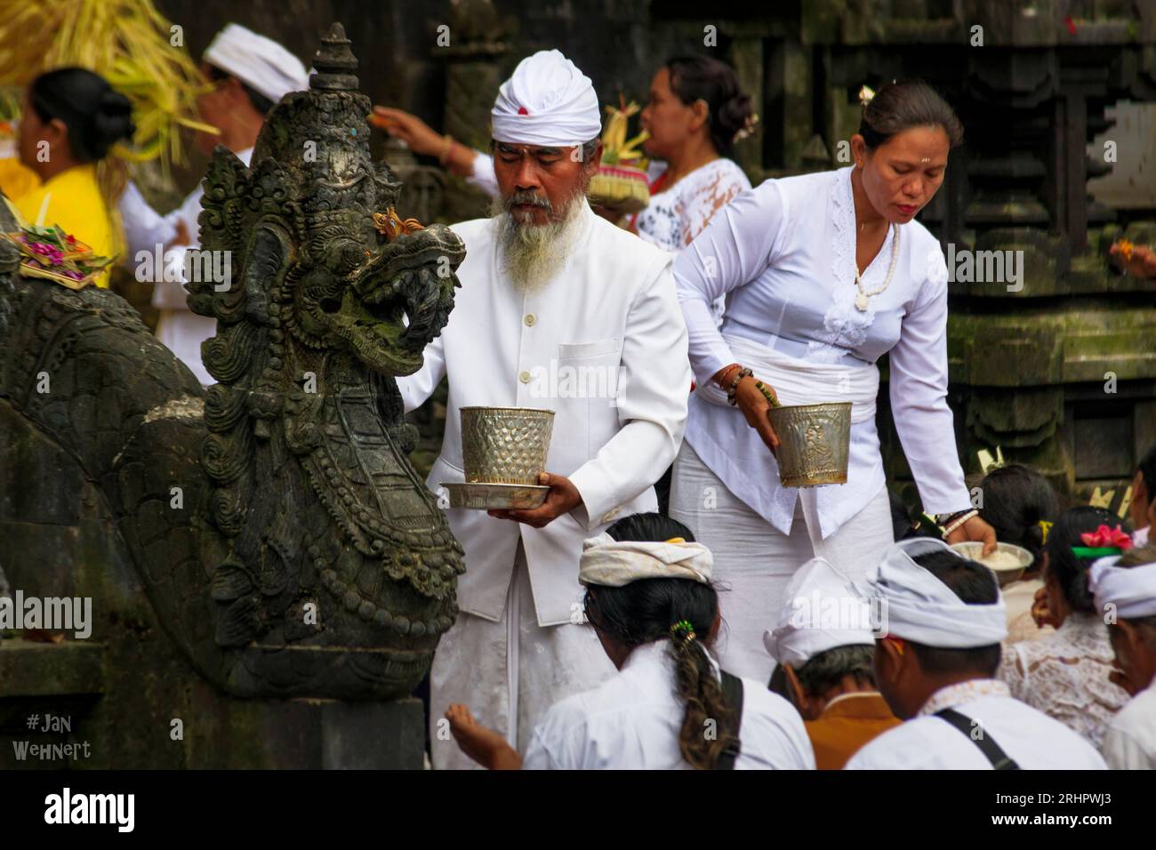 Bali, Religion, Priester, Gläubige, Zeremonie Stockfoto