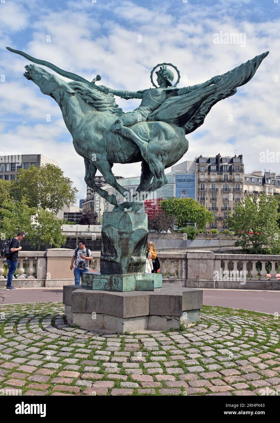 Umstrittene bronzene Reiterstatue, Skulptur, Jeanne d’Arc, Jean d’Arc, mit dem Titel La France Renaissante am belvedere der Pont Bir Hakeim Stockfoto