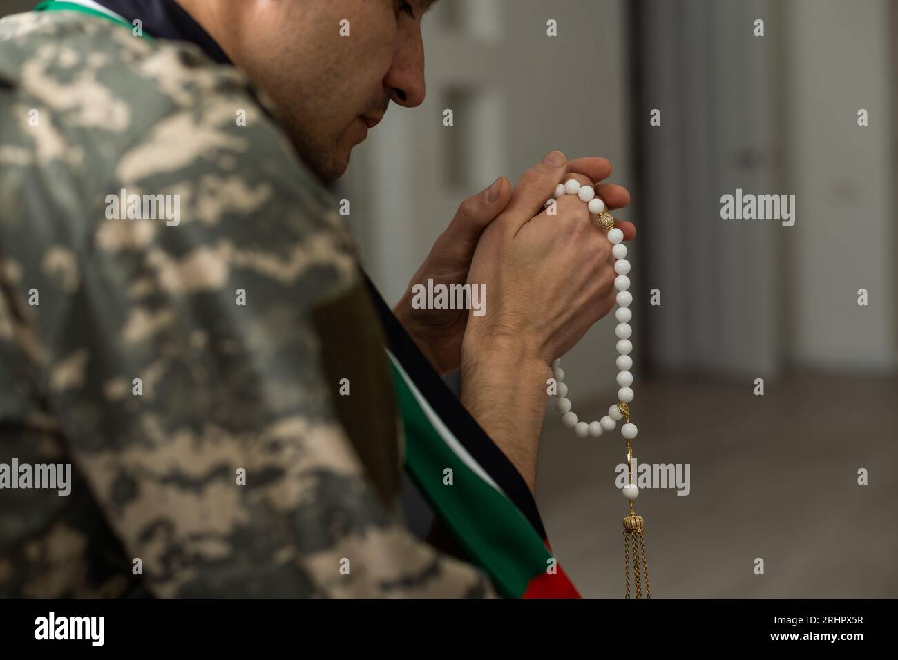 Soldat aus den Vereinigten Arabischen Emiraten mit Gebetsbeas. Stockfoto