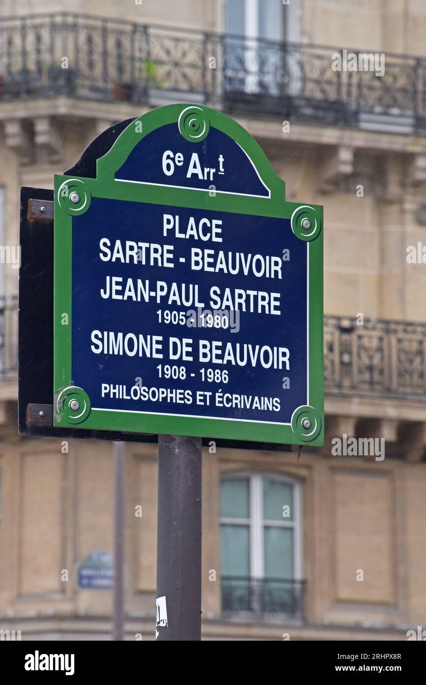 Standardschild mit blauem und grünem Pariser Straßennamen erinnert an Simone de Beauvoir und Jean-Paul Sartre, in der Nähe von Les Deux Magots, einem ihrer Lieblingscafés Stockfoto