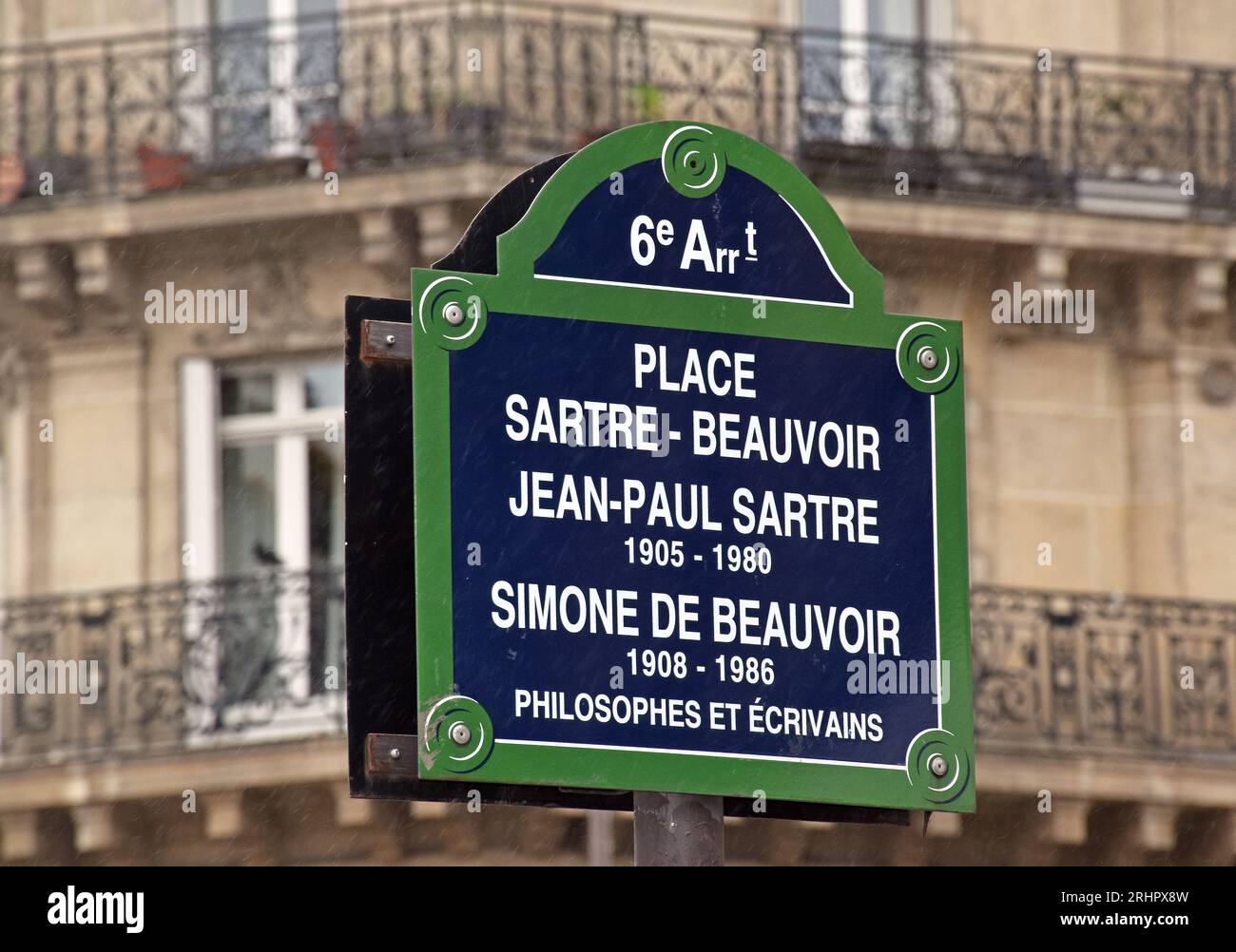 Standardschild mit blauem und grünem Pariser Straßennamen erinnert an Simone de Beauvoir und Jean-Paul Sartre, in der Nähe von Les Deux Magots, einem ihrer Lieblingscafés Stockfoto