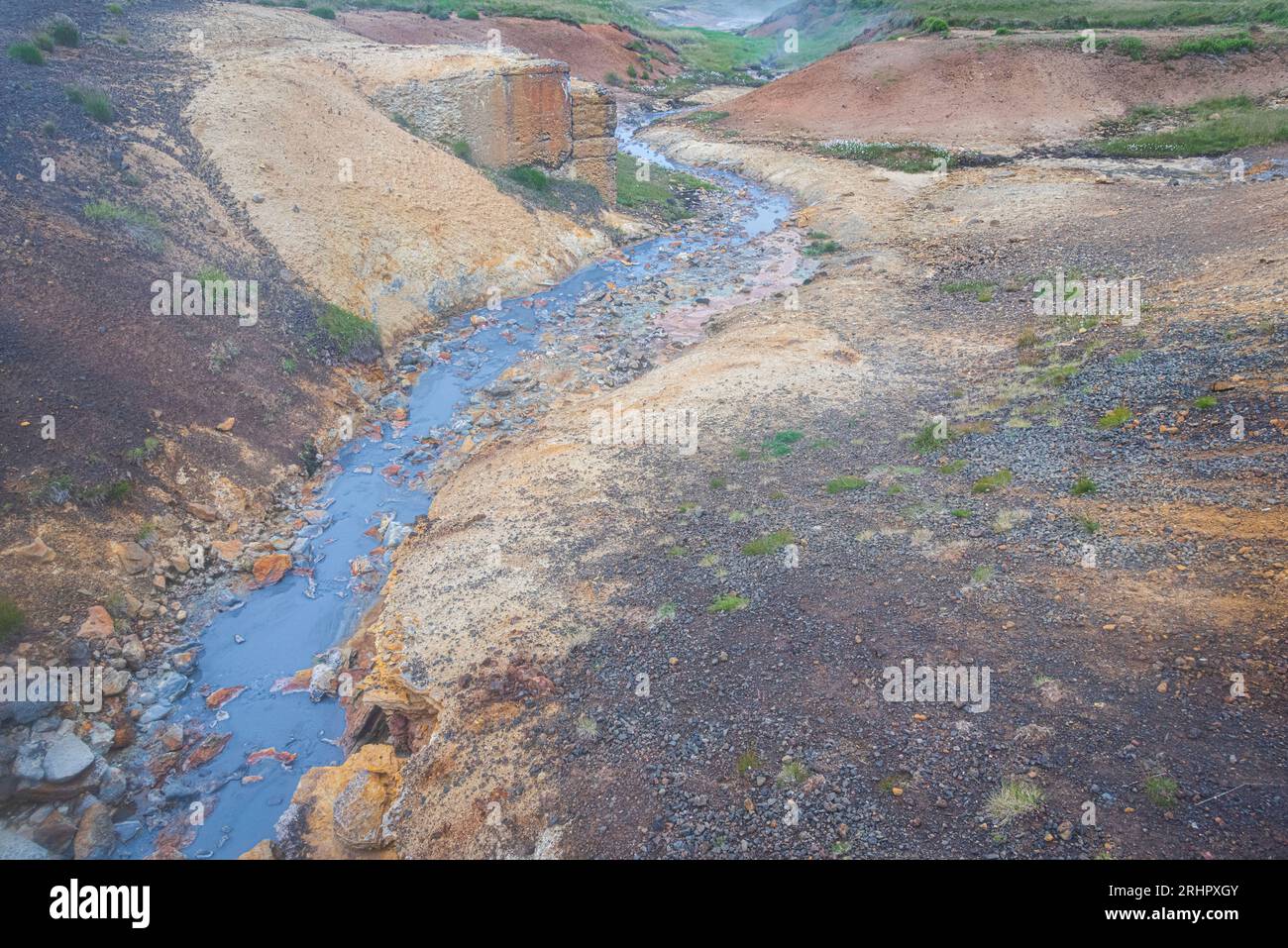 Im Frühsommer 2021 im Südwesten Islands ist Krysuvík, auch Trölladyngja genannt, ein vulkanisches System auf der Reykjanes-Halbinsel in Island. Traumhafte bunte Landschaft. Stockfoto