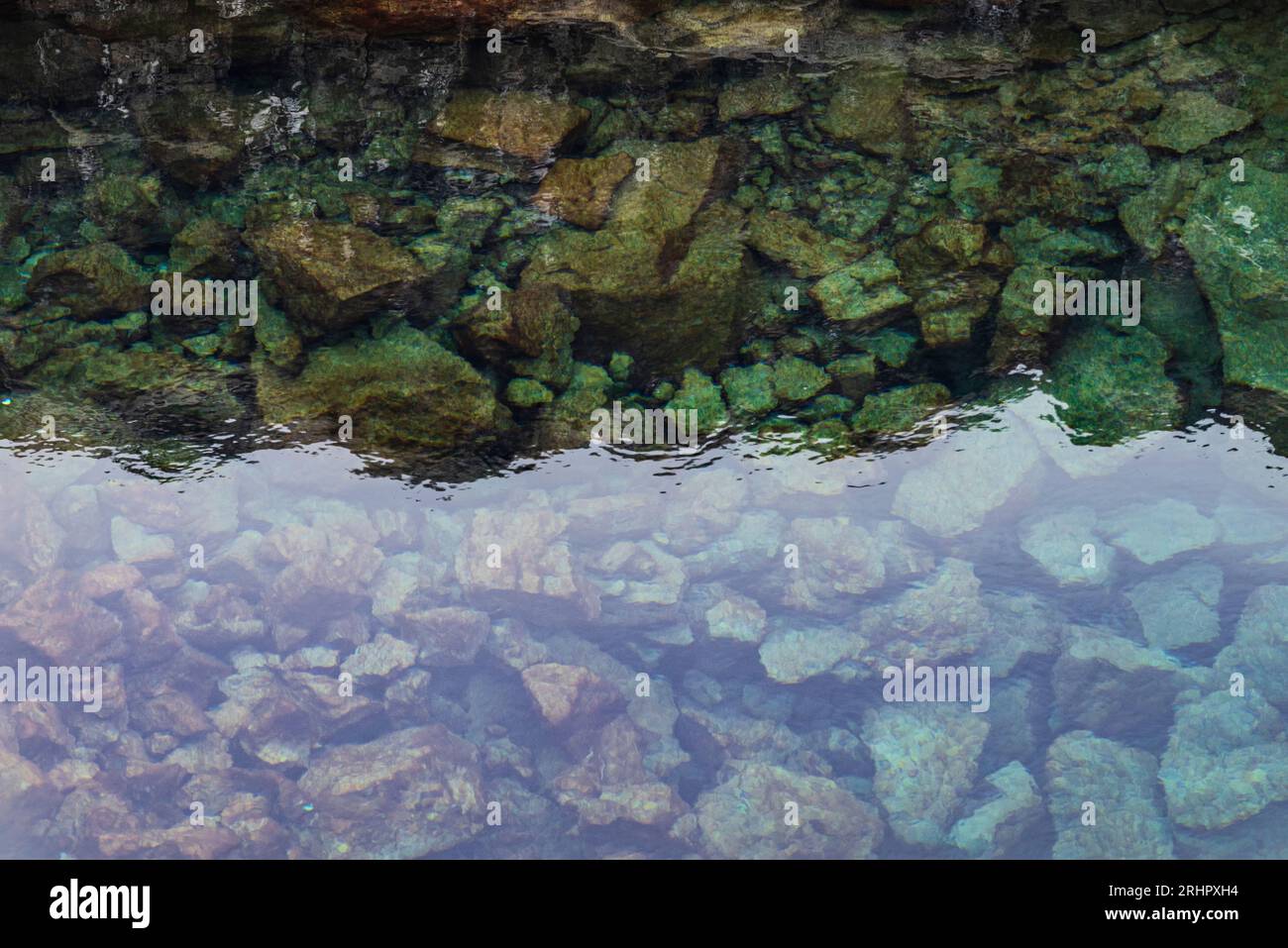 Südwest-Island im Frühsommer 2021, klares Wasser in der Silfra-Spalte, weltberühmter Tauchplatz. Eine kilometerlange Gletscherspalte im isländischen Pingvellir-Nationalpark, die in den Pingvallavatn mündet. Die Spalte entstand durch das Auseinanderdriften der nordamerikanischen und eurasischen Platte. Er wird jedes Jahr um etwa 7 mm erweitert. Stockfoto