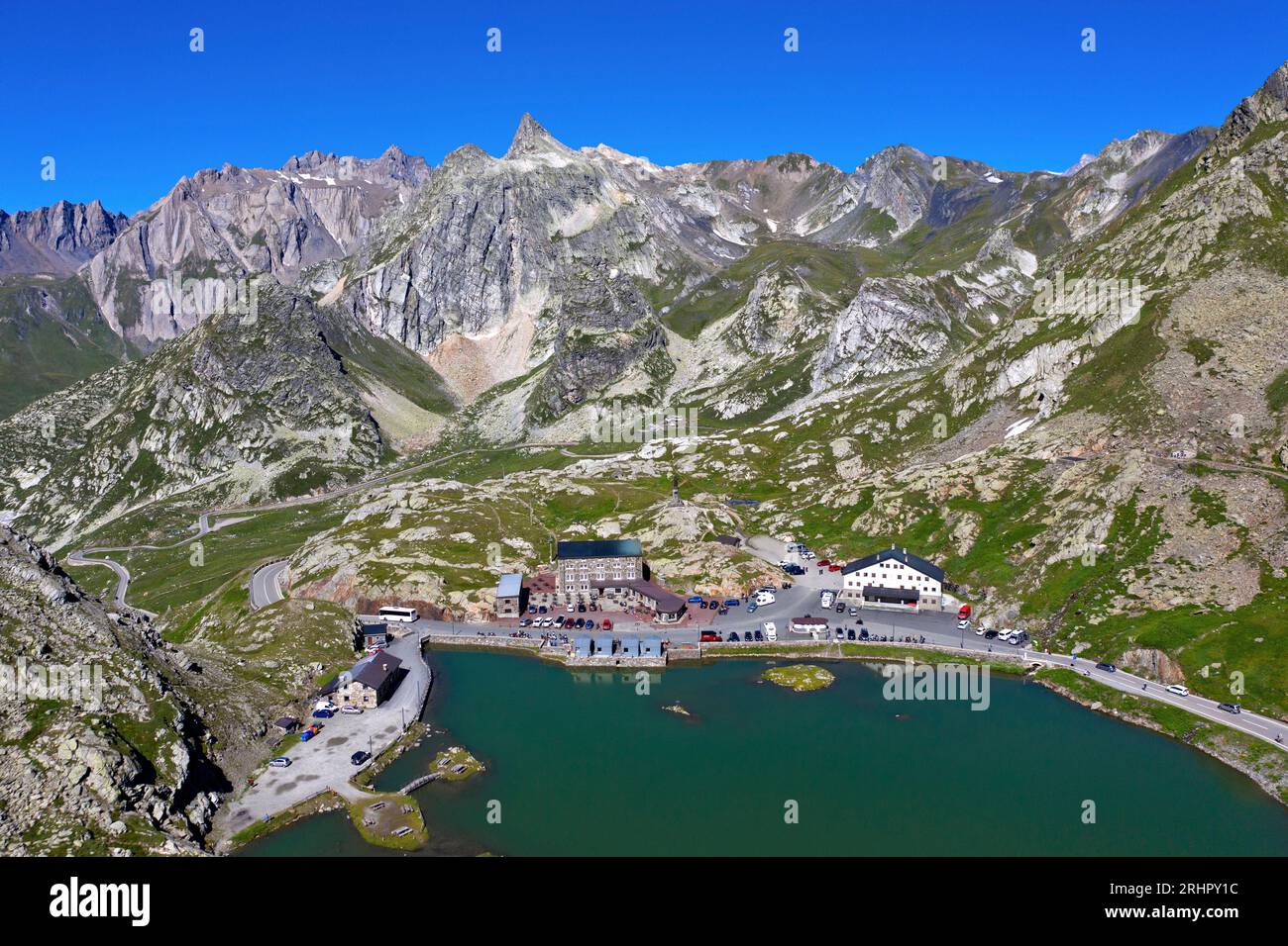 Blick von der Great St. Bernardpass über den Bergsee Lac du Grand-St-Bernard zu den italienischen Alpen mit dem Gipfel Pain de Sucre in Italien, Bourg-Saint-Bernard, Wallis, Schweiz Stockfoto