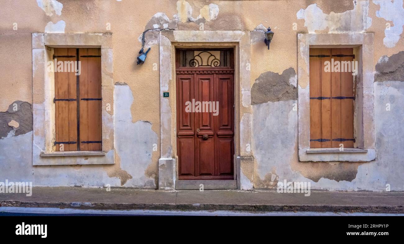 Hausfassade in Bages. Die Gemeinde befindet sich im regionalen Naturpark Narbonnaise en Méditerranée. Stockfoto