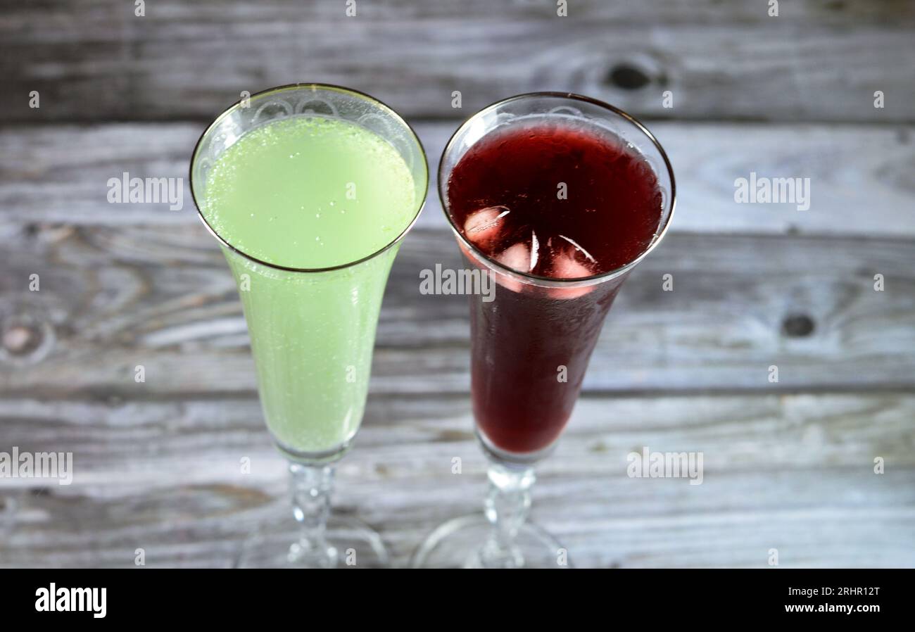 Sommergetränke, gekühltes kaltes Limonade-Erfrischungsgetränk mit Zitronenminze, grüne Soda, kohlensäurehaltiges Limonadengetränk und frisch gekühltes Roselle-Saftglas aus der Herstellung Stockfoto
