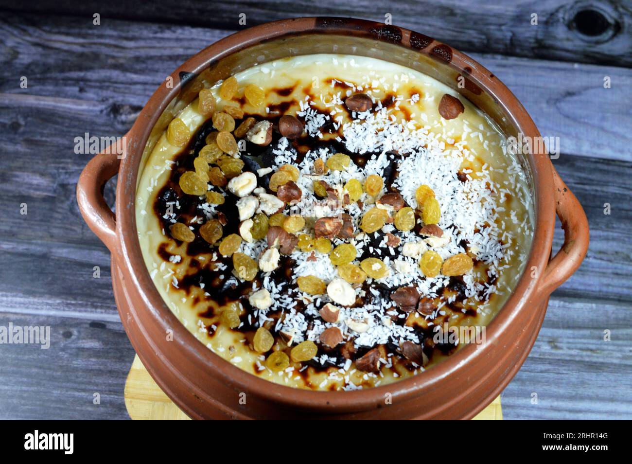 Reispudding Töpfchenauflauf im Ofen gebacken, Reis, Maismehl, Zucker, Wasser oder Milch und andere Zutaten wie Zimt, Vanille, c Stockfoto