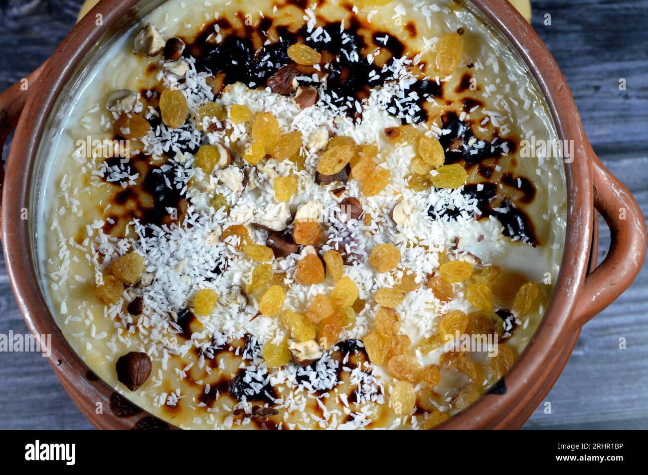 Reispudding Töpfchenauflauf im Ofen gebacken, Reis, Maismehl, Zucker, Wasser oder Milch und andere Zutaten wie Zimt, Vanille, c Stockfoto