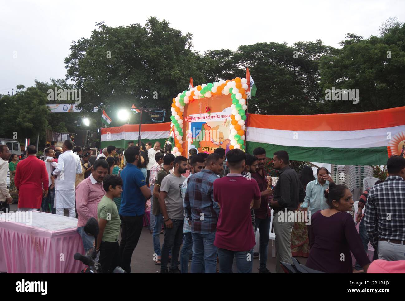 Rajkot, Gujarat, Indien, 13-08-2023, Har Ghar Tiranga Yatra. Straßendekoration Vor Dem Unabhängigkeitstag. Dharam Cinema Street, R World Stockfoto