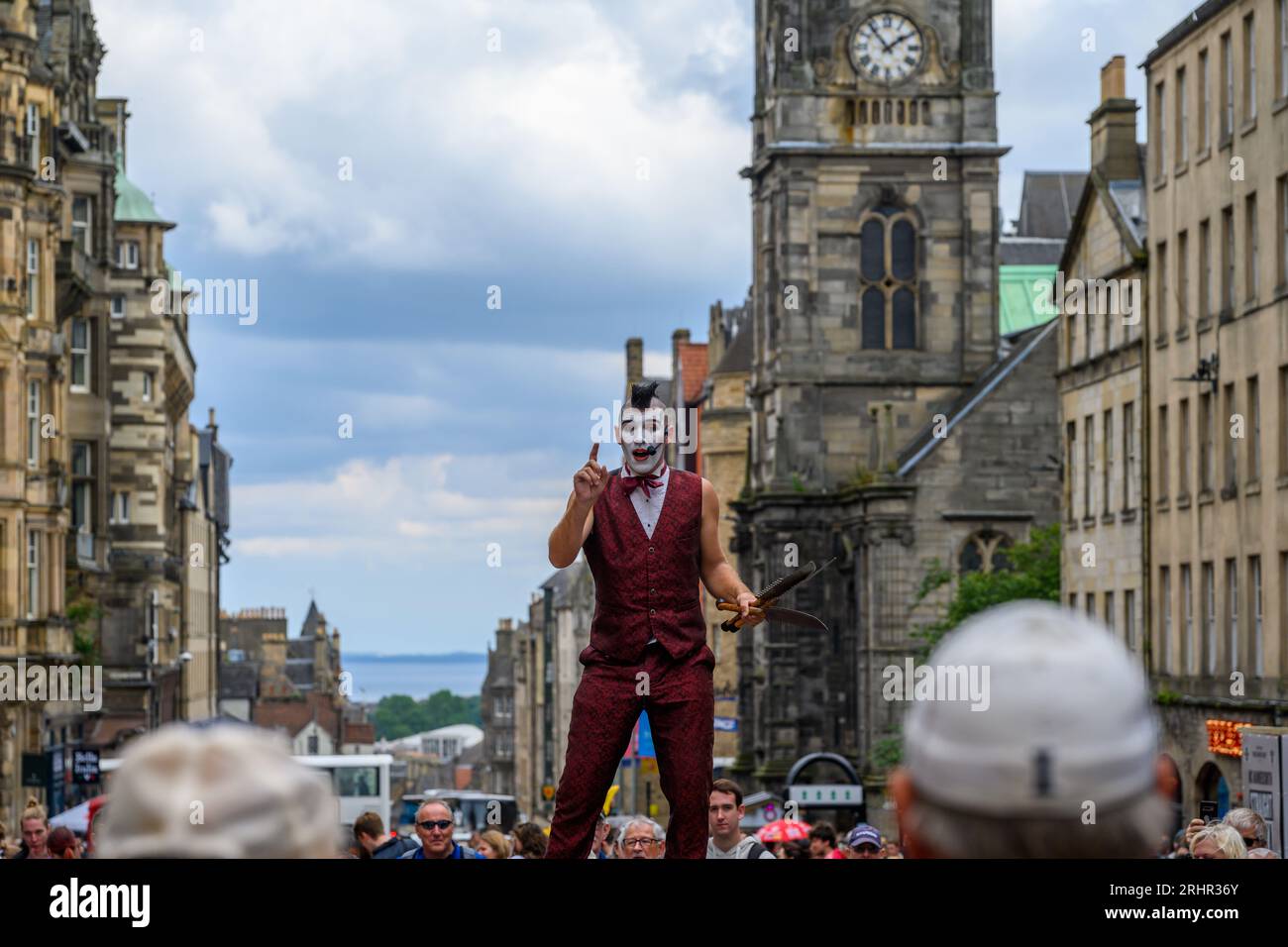 Edinburgh, Großbritannien. Aug. 2023. Straßenunterhalter, die Messer und andere Gegenstände jonglieren, um die Öffentlichkeit in Edinburghs Royal Mile, Schottland, zu unterhalten. george robertson/Alamy Live News Stockfoto