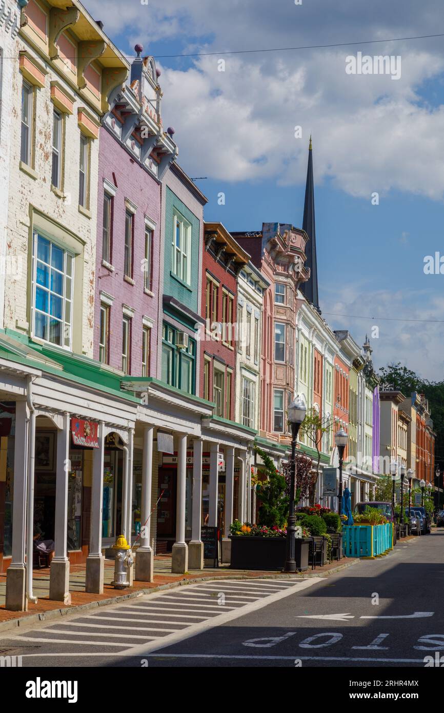 Geschäfte, Cafés und Restaurants, überdachte Bürgersteige im Stockade District, Kingston, New York, USA. Stockfoto
