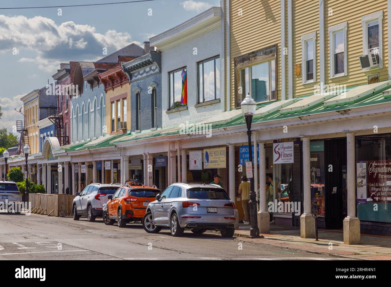 Geschäfte, Cafés und Restaurants, überdachte Bürgersteige im Stockade District, Kingston, New York, USA. Stockfoto