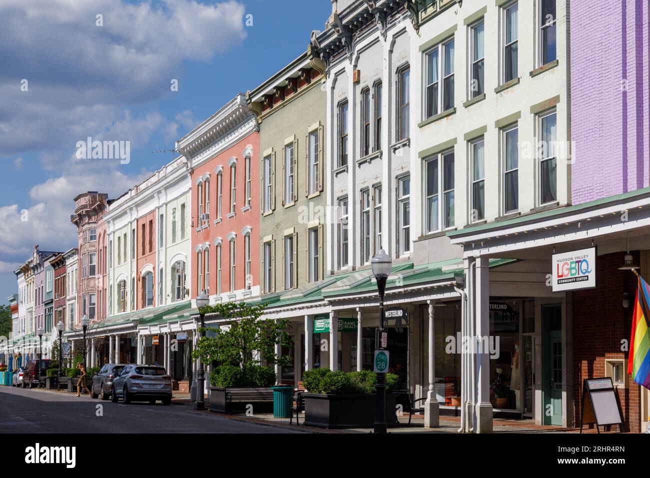 Geschäfte, Cafés und Restaurants, überdachte Bürgersteige im Stockade District, Kingston, New York, USA. Stockfoto