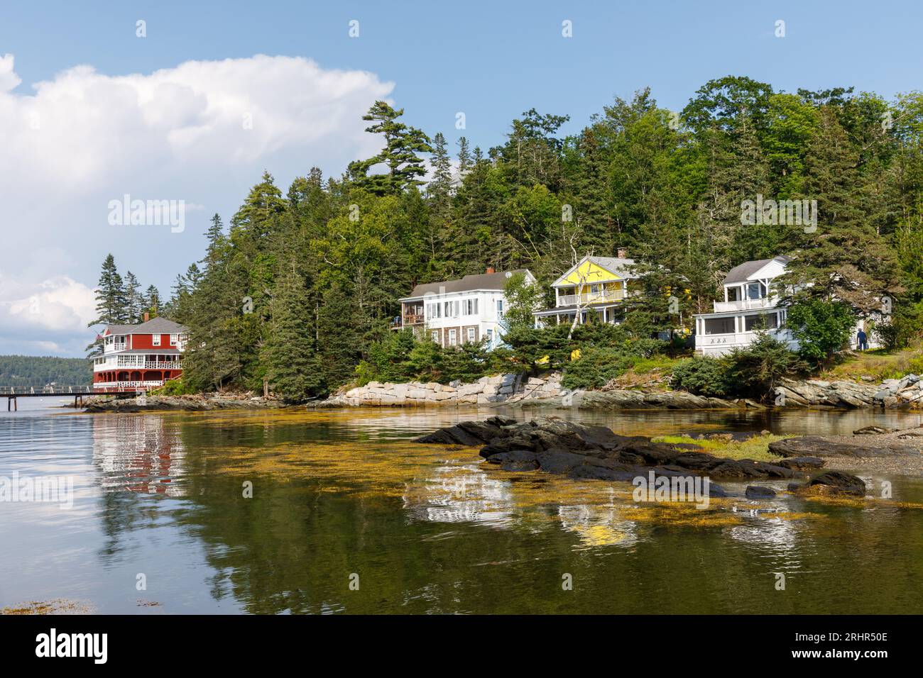 Strandhäuser, Eggemoggin Beach, Sedgwick, Deer Isle, midcoast Maine, USA. Stockfoto